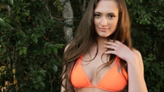 Sexy Teen Showed Her Nice Shaved Pussy