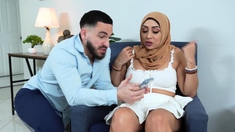 Social media expert helps Arab woman