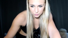 Amateur sweet blonde babe sucking cock