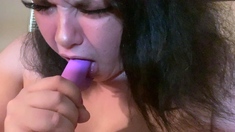 Amateur babe pleasuring involving toys