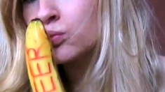 Deutsche Amateurin steckt sich eine Banane in den Arsch